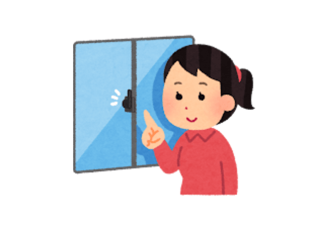 窓を閉める女性