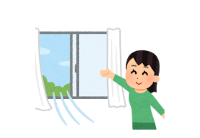 窓を開ける女性