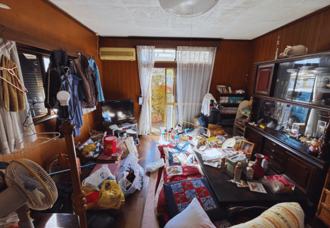 散らかった部屋の空き家