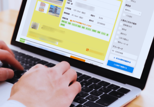 パソコンで作業している手元
